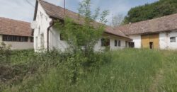 Bauernhaus mit Nebengebäuden