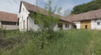Bauernhaus mit Nebengebäuden